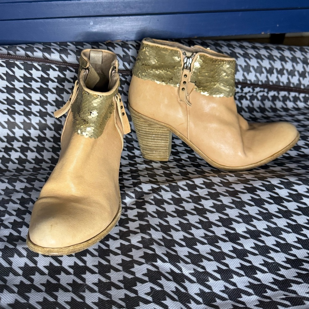 Tan Heeled Boots with Gold Sequin Detail from the brand Hoss